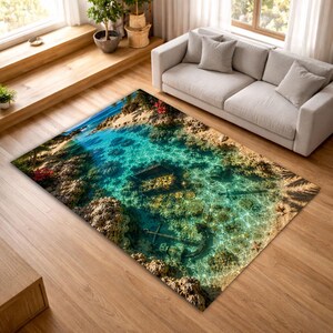 Könnte beinhalten: Ein rechteckiger Teppich mit einer Unterwasserszene, darunter ein türkisfarbener Pool, ein Anker, Korallen und eine Schatzkiste. Der Teppich liegt auf einem Holzboden in der Nähe eines Sofas und eines Fensters.