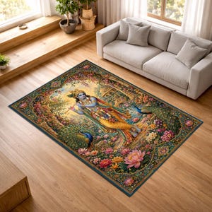 Peut inclure: Un tapis rectangulaire orné d'une illustration centrale représentant une figure à la peau bleue jouant de la flûte, entourée de fleurs éclatantes, de verdure luxuriante et de deux paons. Le motif est encadré par une bordure décorative sombre.
