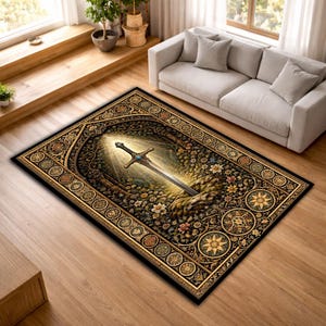 Può includere: Un tappeto rettangolare con un design dettagliato. Il tappeto presenta un'immagine centrale di una spada conficcata nel terreno, circondata da motivi floreali e un bordo dorato. La tavolozza dei colori include oro, nero e toni della terra.