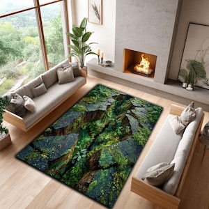 Könnte beinhalten: Ein rechteckiger Teppich mit einem detaillierten Design einer zerklüfteten, felsigen Landschaft mit üppiger grüner Vegetation. Das Design des Teppichs umfasst Grautöne, Grün und Braun und schafft eine naturalistische Ästhetik. Der Teppich befindet sich in einem Wohnzimmer.