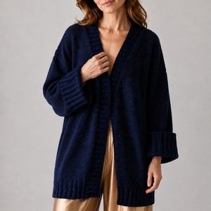 Marineblauwe cardigan, marineblauwe trui, trui met pailletten, damescardigan, damestrui, wollen trui, wollen cardigan, lange trui