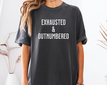 Camiseta "Agotada y en inferioridad numérica" / Camiseta divertida sobre la vida de mamá