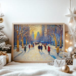Peut inclure: Une peinture encadrée d'un paysage urbain hivernal représente une scène de parc enneigé avec des personnes qui marchent. L'œuvre présente un coucher de soleil doré et des arbres sans feuilles. La peinture est exposée avec des décorations de Noël.