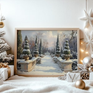 Peut inclure: Une peinture encadrée représente un jardin enneigé avec un chemin bordé de topiaires et de murs en pierre. L'œuvre est dans un cadre en bois clair, entourée de décorations de Noël, dont un sapin, des ornements et des cadeaux emballés.
