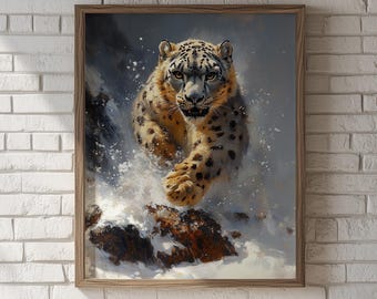 Puede incluir: Impresión enmarcada de un leopardo de las nieves en una pose dinámica, saltando por la nieve. La obra presenta al felino con su pelaje moteado, sobre un fondo montañoso nevado. El marco es de madera natural.
