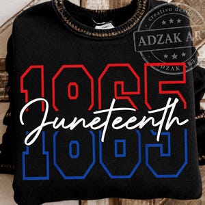 Puede incluir: Una sudadera negra de manga larga con el texto 1865 en letras de bloque rojas y azules. La palabra Juneteenth está impresa en cursiva blanca en el centro. El cuello tiene un borde metálico texturizado con una etiqueta de marca visible.