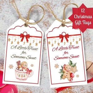 Pode incluir: Duas etiquetas de presente de Natal brancas com bordas onduladas e uma borda vermelha. Cada etiqueta apresenta um laço vermelho, bonecos de gengibre e o texto "A Little Treat for Someone Sweet".