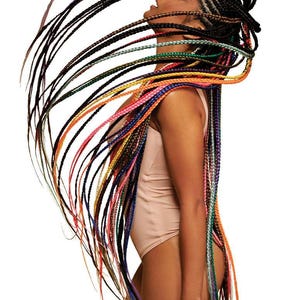 Puede incluir: Una persona con cabello largo negro trenzado, peinado con extensiones coloridas en tonos naranja, amarillo, rosa y azul. La persona lleva un body de color beige claro sobre un fondo blanco.