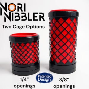 Könnte beinhalten: Zwei rot-schwarze zylindrische Objekte mit einem rautenförmigen Käfigdesign. Der Text "NORI NIBBLER" und "Two Cage Options" stehen oben. Das kleinere Objekt hat 0,64 cm Öffnungen, das größere 0,95 cm. Ein "Patented Design"-Logo ist sichtbar.