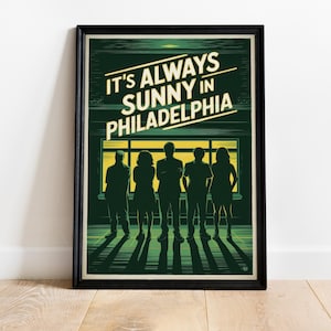 Könnte beinhalten: Gerahmtes Poster mit dem Text "IT'S ALWAYS SUNNY IN PHILADELPHIA" in Weiß und Gelb. Das Poster zeigt Silhouetten von fünf Personen vor einem Fenster, mit einem grünen und gelben Farbschema. Das Poster befindet sich in einem schwarzen Rahmen.