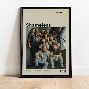 Könnte beinhalten: Gerahmtes Poster der Fernsehserie "Shameless" mit der Besetzung auf einer Treppe. Das Poster hat einen beigen Hintergrund, den Titel der Serie, einen Farbbalken und das Jahr 2011. Das Poster ist in einem schwarzen Rahmen.