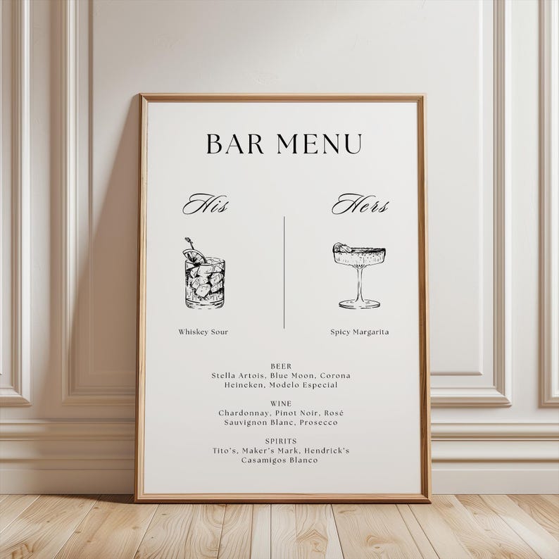 Puede incluir: Un men&uacute; de bar enmarcado con un marco dorado. El men&uacute; presenta una ilustraci&oacute;n de Whiskey Sour y Spicy Margarita. El men&uacute; enumera cerveza, vino y licores, incluidos Tito's y Maker's Mark.