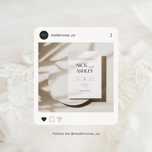 Puede incluir: Una invitaci&oacute;n de boda minimalista con los nombres "Nick and Ashley" en una fuente limpia. La invitaci&oacute;n est&aacute; sobre un fondo neutro con sombras sutiles. La fecha "25" se muestra. El texto "Follow me @modernvow_co" est&aacute; en la parte inferior.