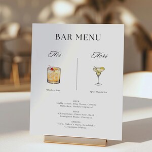 Puede incluir: Una tarjeta de men&uacute; de bar blanca con base dorada. El men&uacute; presenta ilustraciones de c&oacute;cteles "His" y "Hers", Whiskey Sour y Spicy Margarita. Debajo hay opciones de cerveza, vino y licores. El texto "BAR MENU" est&aacute; en la parte superior.