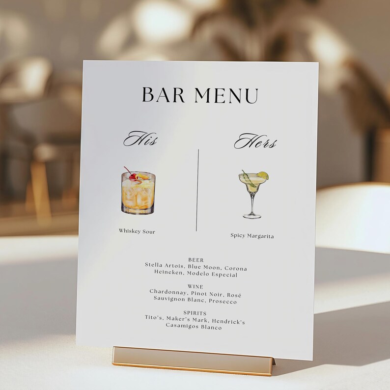 Puede incluir: Una tarjeta de men&uacute; de bar blanca con base dorada. El men&uacute; presenta ilustraciones de c&oacute;cteles "His" y "Hers", Whiskey Sour y Spicy Margarita. Debajo hay opciones de cerveza, vino y licores. El texto "BAR MENU" est&aacute; en la parte superior.