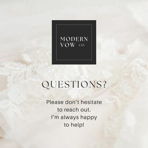 Puede incluir: Un logotipo cuadrado negro con el texto "MODERN VOW CO." est&aacute; encima de la palabra "QUESTIONS?" sobre un fondo de encaje blanco. Debajo, el texto dice: "Por favor, no dude en contactarnos. &iexcl;Siempre estoy feliz de ayudar!"