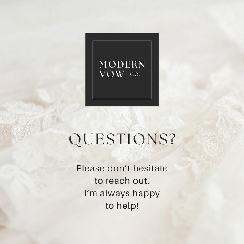 Puede incluir: Un logotipo cuadrado negro con el texto "MODERN VOW CO." est&aacute; encima de la palabra "QUESTIONS?" sobre un fondo de encaje blanco. Debajo, el texto dice: "Por favor, no dude en contactarnos. &iexcl;Siempre estoy feliz de ayudar!"