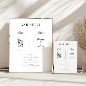 Puede incluir: Dos carteles de men&uacute; de bar con un dise&ntilde;o minimalista. El letrero m&aacute;s grande est&aacute; en un marco plateado. Cada letrero presenta el texto "BAR MENU" en la parte superior, con secciones "His" y "Hers". La secci&oacute;n "His" enumera un Whiskey Sour, y la secci&oacute;n "Hers" enumera una Spicy Margarita.