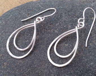 Petites boucles d'oreilles en forme de larme en argent sterling, texture martelée à double boucle