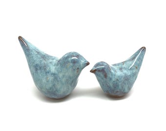 Oiseaux en céramique sculptés à la main, émail bleu, grès et argile, Set de 2