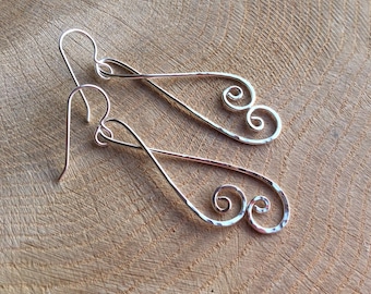 Boucles d'oreilles longues en argent sterling à double spirale, texture martelée