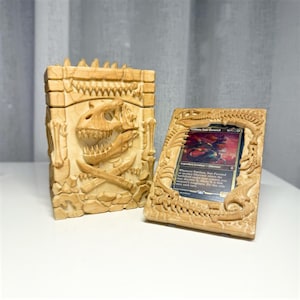 MTG Dino Deck Box & Card Frame - Dinosaur-tema kortförvaring