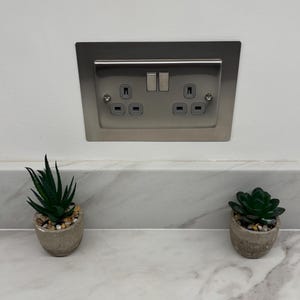 Borstad stålram med dubbel sockel: Modern minimalistisk väggplatta