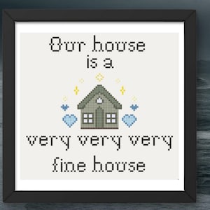 Könnte beinhalten: Gerahmte Kreuzstichkunst mit dem Text "Our house is a very very very fine house." Das Design umfasst ein Haus, Herzen und Sterne. Der Rahmen ist schwarz.