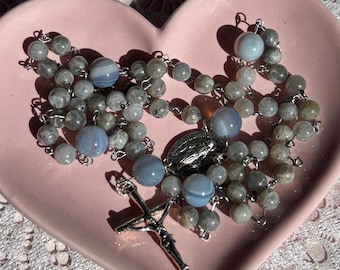 Rosario de plata con ágata y labradorita, hecho a mano.