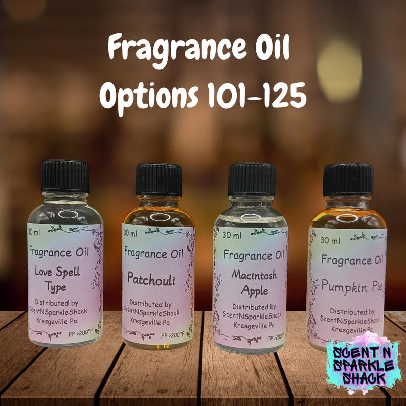 Puede incluir: Cuatro peque&ntilde;os frascos de aceite de fragancia con tapas negras y etiquetas. Las etiquetas dicen "Love Spell Type", "Patchouli", "Macintosh Apple" y "Pumpkin Pie". El texto "Fragrance Oil Options 101-125" est&aacute; en la parte superior.