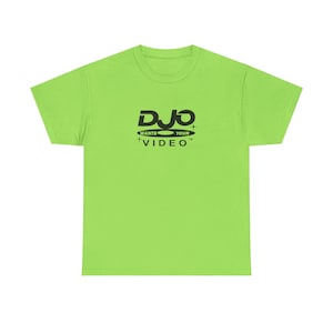 Puede incluir: Una camiseta de manga corta de color verde lima brillante con un estampado gráfico negro en el pecho. El diseño incluye el texto DJO WANTS YOUR VIDEO en una fuente estilizada, centrado dentro de una forma ovalada con pequeñas estrellas.