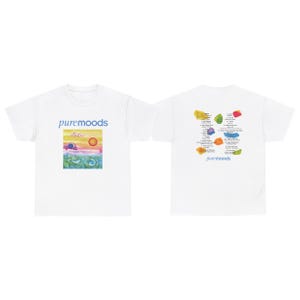 Puede incluir: Una camiseta blanca de manga corta con el texto puremoods y una colorida ilustración de un paisaje en la parte delantera. La parte trasera muestra una lista de veintidós canciones numeradas, cada una con una pequeña forma de color y el texto puremoods.