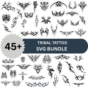Pode incluir: Uma coleção de mais de 45 desenhos de tatuagens tribais pretas em várias formas e tamanhos. Os desenhos incluem padrões abstratos, formas simétricas e figuras estilizadas. O texto "TRIBAL TATTOO SVG BUNDLE" é exibido em uma faixa azul escura.
