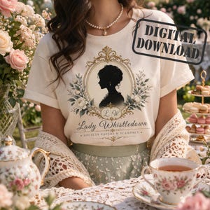 Puede incluir: Camiseta color crema con una silueta negra de mujer en un marco ovalado con detalles florales. El texto "Lady Whistledown" y "Society Papers & Scandals" están debajo. Un sello "DIGITAL DOWNLOAD" es visible en la esquina superior derecha.