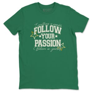 Peut inclure: T-shirt vert avec l'inscription "Everything is possible FOLLOW YOUR PASSION Believe in yourself" en blanc et or. Le design comprend des étoiles. Le t-shirt est à col rond et à manches courtes.