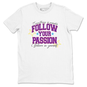 Peut inclure: T-shirt blanc avec l'inscription "Everything is possible FOLLOW YOUR PASSION Believe in yourself" en violet, bleu et jaune. Le texte est dans une police stylisée avec des étoiles.
