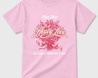 Camiseta gráfica Heavy Love - las mejores camisetas para usar con Jordans Jordan 1 Travis Scott Tropical Pink