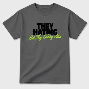 Sie hassen, aber nehmen Notizen Grafik-T-Shirt. Streetwear Marken-Grafik-T-Shirt. Max 90 Neon Gelb Cool Grey
