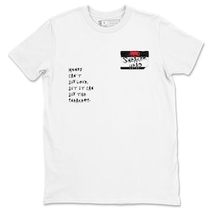 Peut inclure: T-shirt blanc avec le texte "MONEY CAN'T BUY LOVE, BUT IT CAN BUY THE SNEAKERS." et une étiquette nominative "SNEAKER HEAD" en noir et rouge. Le t-shirt a un col rond et des manches courtes.