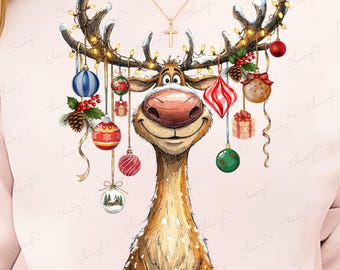 Divertente renna di Natale in formato PNG, design per maglietta con renna e ornamenti (download digitale)