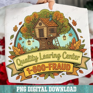 Könnte beinhalten: Digitalgrafik mit einem Baumhaus in einem Baum mit Herbstblättern und einem Banner mit der Aufschrift "Quality Learing Center" und "1-800-FRAUD". Das Bild ist mit "PNG DIGITAL DOWNLOAD" beschriftet.