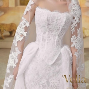 Abito da sposa Ophelia - Abito da ballo con corsetto in pizzo con spalle scoperte, strascico a cattedrale e velo romantico