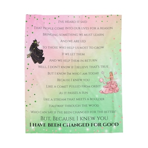 Peut inclure: Une couverture rectangulaire avec un fond dégradé rose et vert. La couverture présente un poème avec des illustrations d'une sorcière et d'une fée. Le texte comprend la phrase "I have been changed for good."