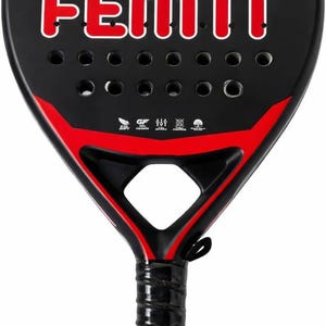 Könnte beinhalten: Ein schwarz-roter Padel-Schläger mit dem Schriftzug COME TO WIN oben und FEMTI in großen weißen Buchstaben mit roter Umrandung. Der Schläger hat eine perforierte Schlagfläche, einen dreieckigen Ausschnitt und einen schwarzen Griff.