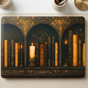 Puede incluir: Una funda para portátil con un diseño de estantería oscura y ornamentada con arcos de filigrana dorada. La imagen muestra filas de libros antiguos en tonos marrones y dorados, intercalados con velas encendidas. La palabra macbook está impresa.