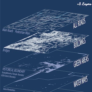 Op de afbeelding: Een gelaagde architectonische kaart van Kyoto, Japan, in tinten blauw en wit. De kaart toont lagen voor wegen, gebouwen, groene gebieden, waterwegen en landmassa's. Tekstlabels zijn onder meer "All Roads", "Buildings" en "Green Areas".