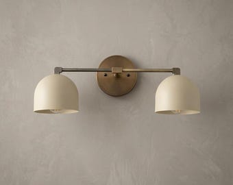 Lámpara de tocador de latón hecha a mano – Aplique de baño de doble pantalla de estilo moderno de mediados de siglo