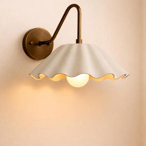 Aplique de pared vintage de latón con pantalla blanca ondulada: lámpara de pared de estilo moderno de mediados de siglo para decoración del hogar e iluminación ambiental.