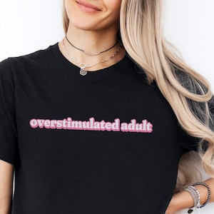 Overgestimuleerd shirt voor volwassenen minimale grappige grafische Tee sarcastisch citaat T-shirt Unisex Bella Canvas 3001 esthetiek meme cadeau