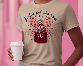 Camiseta Dr Pepper Lover, cómoda y femenina con lazo rosa